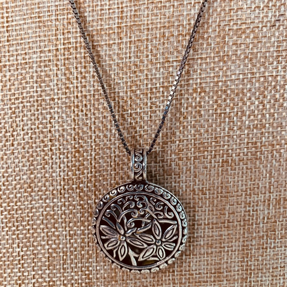 Sterling Silver Filigree Floral Mother Of Pearl Pendant Box Chain Necklace